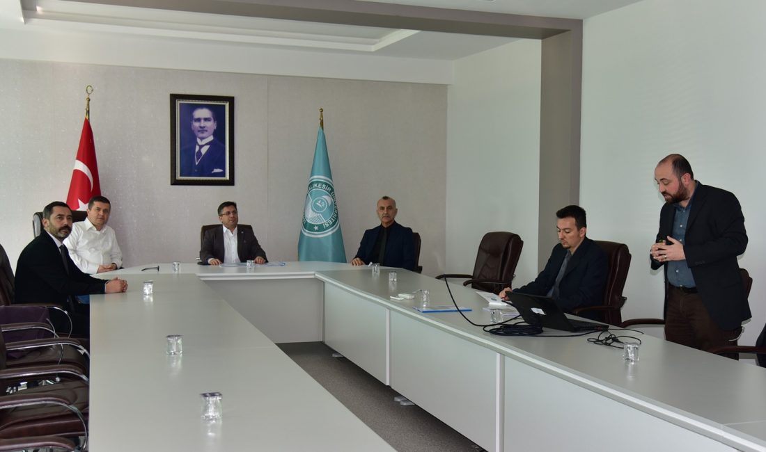 BAÜN’de enerji tasarrufu masaya yatırıldı Balıkesir Üniversitesi’nde kamuda enerji maliyetlerinin azaltılmasına yönelik çalışmalar hakkında görüşüldü.Balıkesir