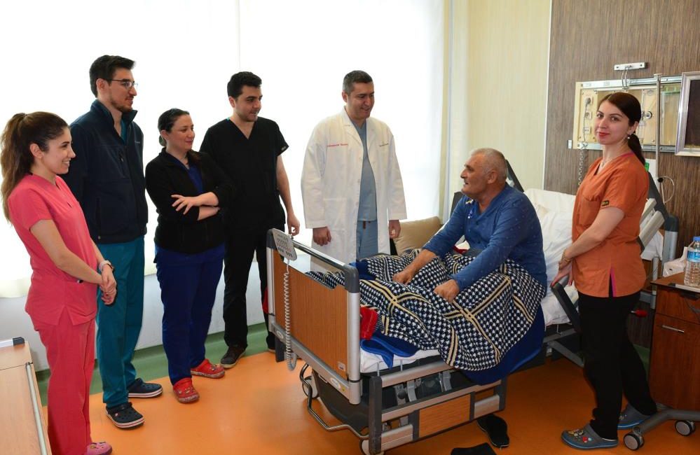 Balıkesir’de 3 santimlik kesi ile baypas ameliyatı yapıldı BAÜN Hastanesi’nde Kalp ve Damar Cerrahisi Kliniği Öğretim Üyesi Doç.