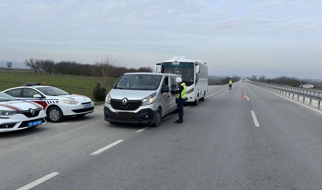 Balıkesir’de Jandarma 531 aracı denetledi Balıkesir’de trafik güvenliğinin sağlanması amacıyla “Uyuşturucu/Uyarıcı Madde ve Alkol Özel