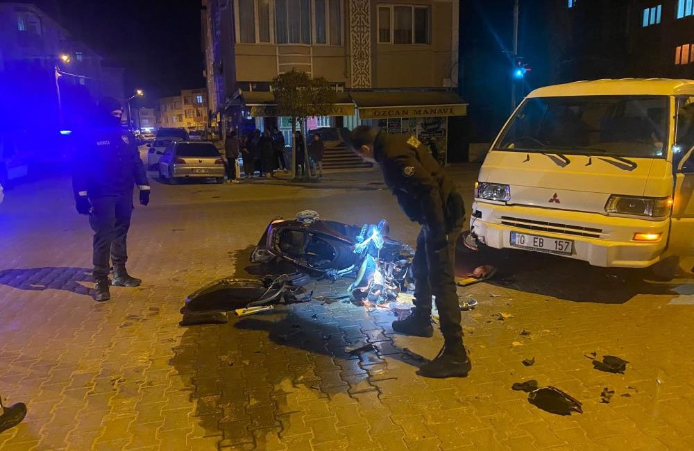 Gönen’de trafik kazasında motosiklet sürücüsü yaralandı Gönen ilçesinde kırmızı ışık ihlali yapan motosiklete kamyonet çarpı, kazada