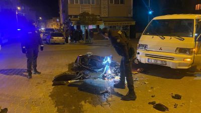 Gönen ilçesinde kırmızı ışık ihlali yapan motosiklete kamyonet çarpı, kazada