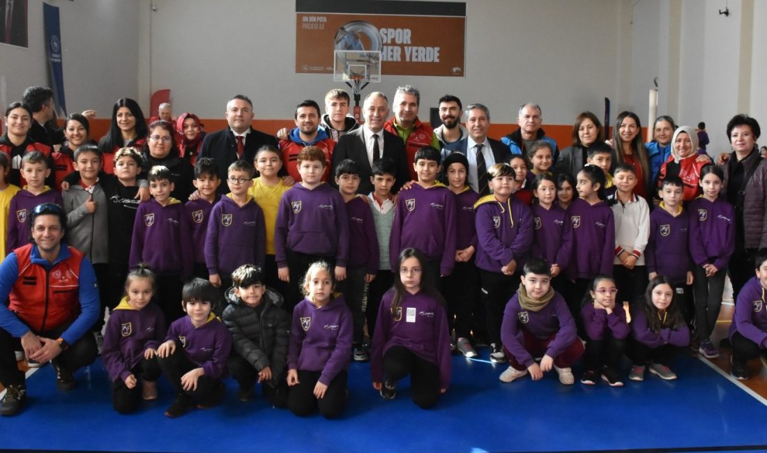 Balıkesir’in gençleri yeteneklerini sergiledi Balıkesir Gençlik ve Spor İl Müdürü Adem Özalp ve İl
