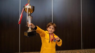 Antalya’da düzenlenen satranç şampiyonasında Balıkesir’i temsil eden 7 yaşındaki Ömer
