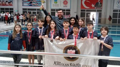 Bandırma Amerikan Kültür Koleji’nin minik yüzücüleri Balıkesir’de düzenlenen turnuvada 30