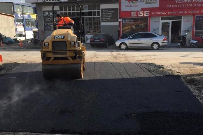 Bandırma Belediyesi ekipleri tarafından Küçük Sanayi Sitesi’nde yol, bakım ve