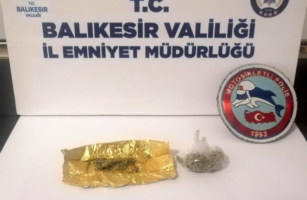 Bandırma’da araç içinden uyuşturucu maddeyi atarken yakalandı Bandırma İlçe Emniyet Müdürlüğüne bağlı ekiplerce, Şükrü Nailli Caddesi üzerinde