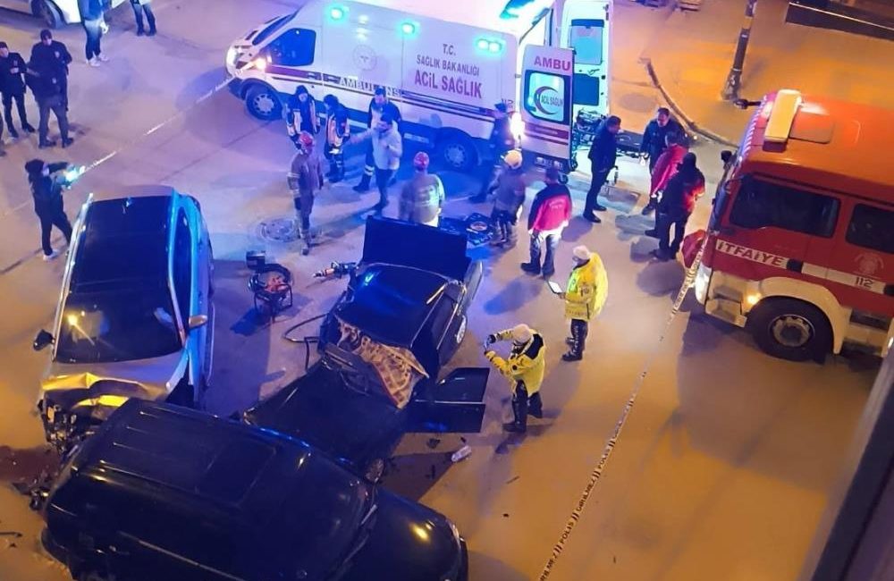 Bandırma’da iki otomobilin çarpıştığı kaza sonucu 1 kişi hayatını kaybetti.