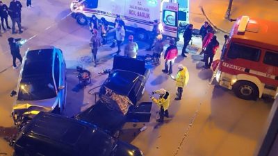 Bandırma’da iki otomobilin çarpıştığı kaza sonucu 1 kişi hayatını kaybetti.