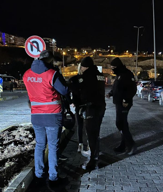 Bandırma’da yaşı küçük 3 şahıs motosiklet çalmaya çalışırken mahalle bekçileri