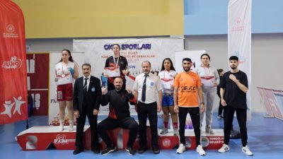 Balıkesirli sporcular, Mersin’de düzenlenen Kick Boks Şampiyonası’ndan 1 altın ve