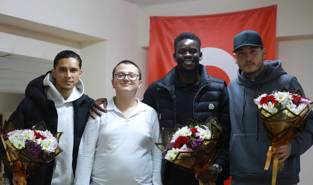 Bandırmasporlu futbolcular öğrencilerle bir arada Bandırma Kemal Pireci Ortaokulu’nda düzenlenen söyleşide Bandırmasporlu futbolcular, öğrencilerinin sorularını