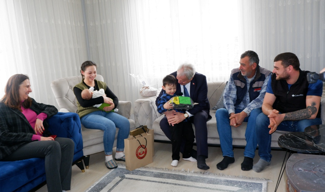 Başkan Güney’den Göbel çıkarması Susurluk Belediye Başkanı Nurettin Güney, Göbel Mahallesi’nde esnaf ve vatandaşları