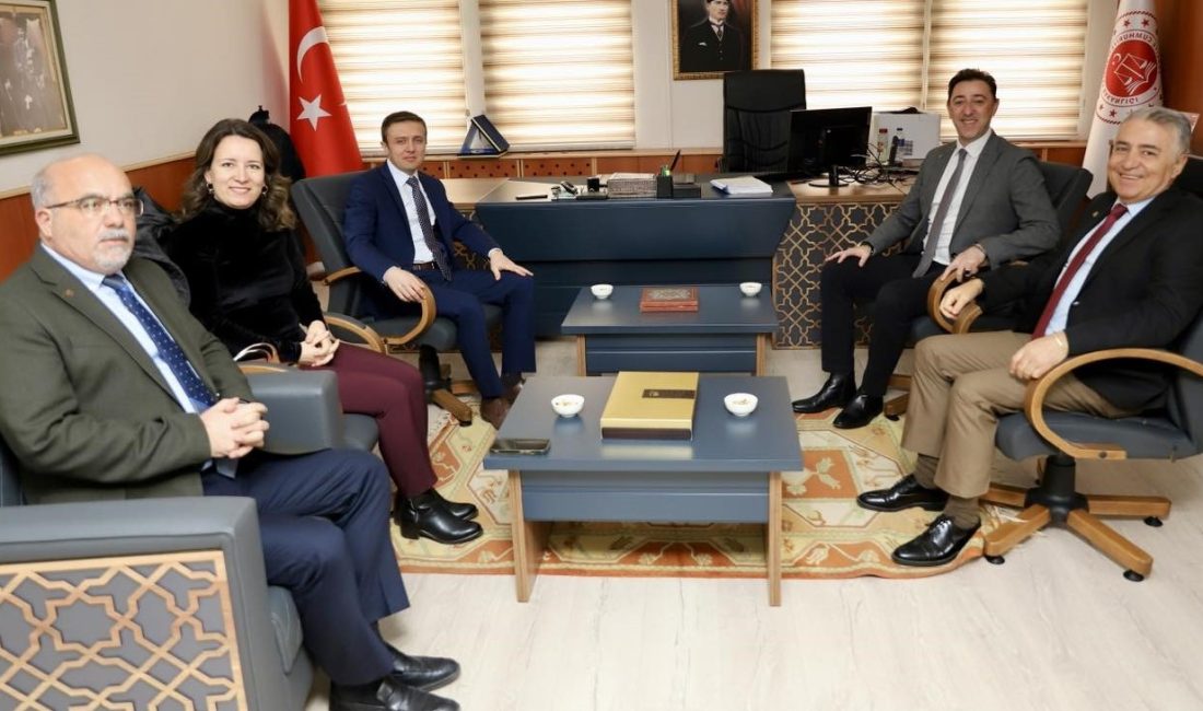 Başkan Tosun’dan Başsavcı’ya veda ziyareti Bandırma Cumhuriyet Başsavcısı Cüneyt Demirdaş’ı ziyaret eden Bandırma Belediye Başkanı