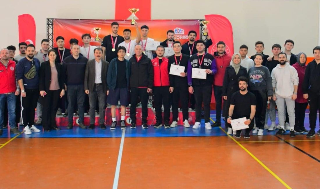 Basketbol’un nabzı Balıkesir’de attı Balıkesir’de düzenlenen Basketbol 3X3 Genç Lig Turnuvası’nda dereceye girenler ödüllerini