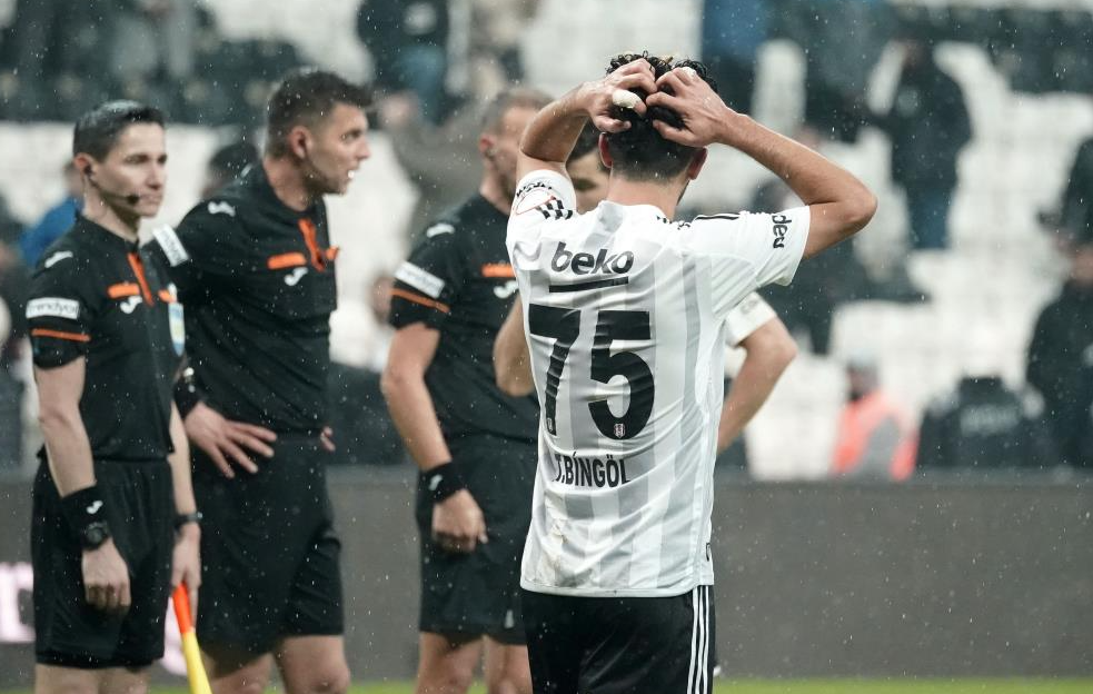 Beşiktaş’ın 31 yaşındaki orta saha oyuncusu Tayfur Bingöl’ün uyluk iç