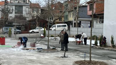Bigadiç Belediye Başkanı İsmail Avcu, Yeşilli Meydanı’nda yapılan düzenleme çalışmalarını