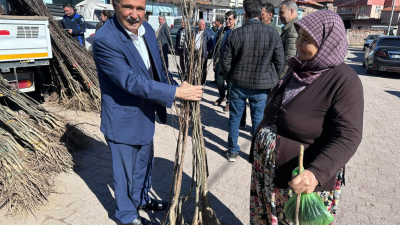 Bigadiç Belediyesi tarafından başlatılan “Dikili Fidanın Var” kampanyası kapsamında vatandaşlara