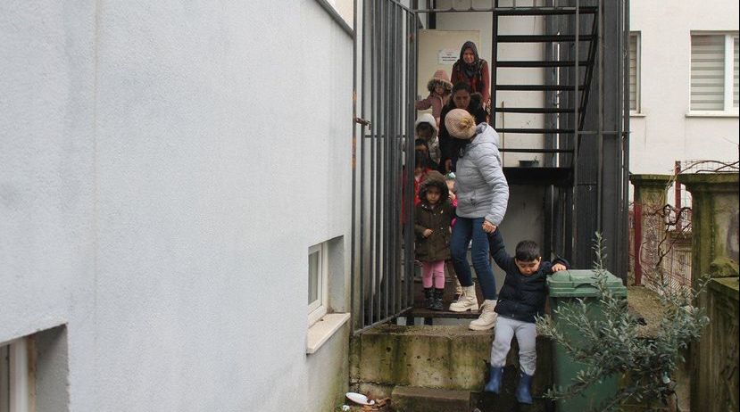 Bigadiç’te öğrencilere “Yangın tatbikatı” Bigadiç’te 42 itfaiye personelinin katılımıyla öğrencilere yangın sırasında yapılması gerekenler