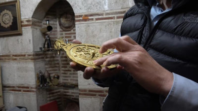 Bursa’da yaşayan Cebrail Çukurkaya, mesaisinden arta kalan zamanlarını 10 metrekarelik