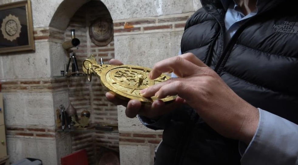 Bursa’da yaşayan Cebrail Çukurkaya, mesaisinden arta kalan zamanlarını 10 metrekarelik