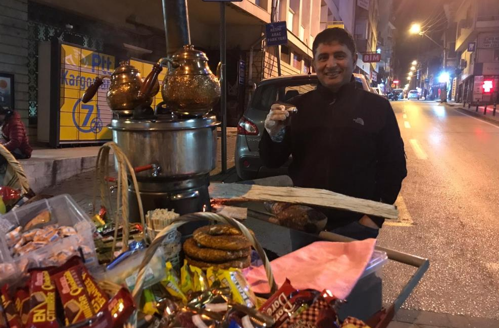 Bursa’da gece döneri, gece ciğeri derken bir de gece çaycısı