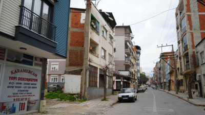 Edremit’te iki boyutlu gibi görünen evi görenler bir daha bakıyor.