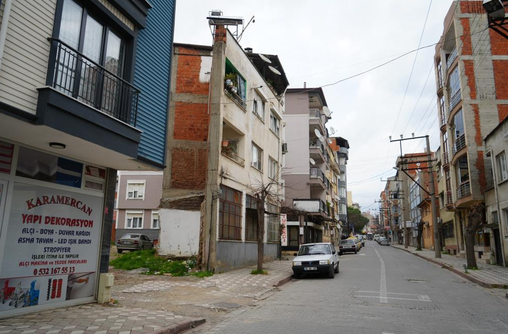 Edremit’te iki boyutlu gibi görünen evi görenler bir daha bakıyor.