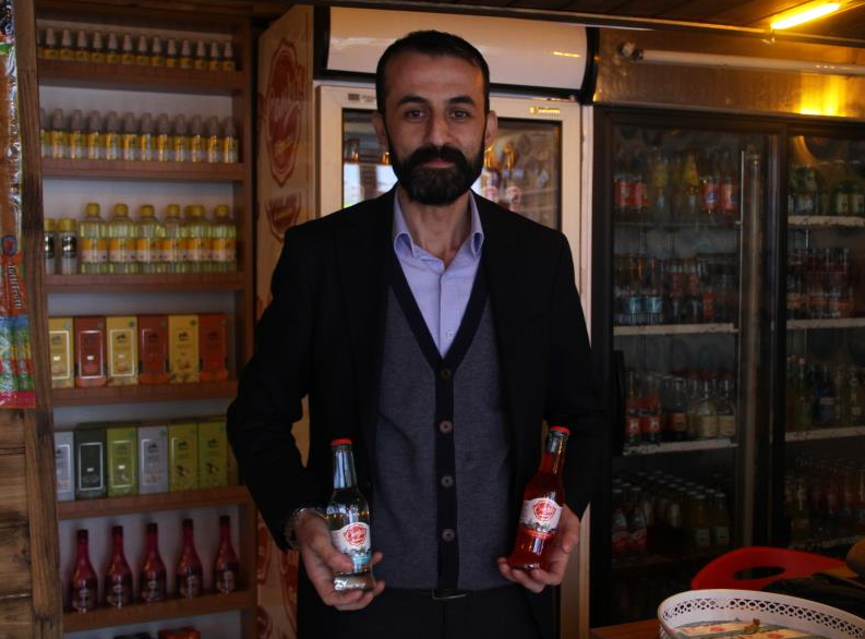 Çankırı’da bir esnafın açtığı nostaljik gazoz dükkanını ziyaret eden vatandaşlar