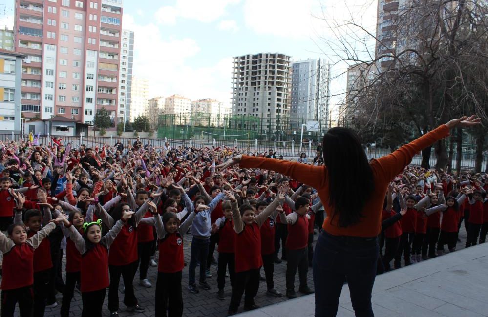 Bu okulda öğrenciler derslerine oynayarak giriyorlar Kayseri’nin Kocasinan ilçesinde bir ilkokulun öğrencileri, kültür fizik etkinliği ile