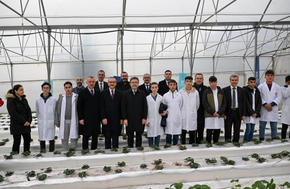 Bu serada 12 ay boyunca hasat mümkün Kocaeli’nin Derince ilçesindeki bir lisede hayata geçirilen Otomasyonlu Topraksız Tarım