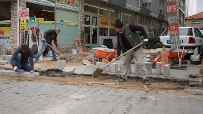 Burhaniye Belediyesi tarafından sürdürülen yol iyileştirme çalışmaları kapsamında sokaklarda çalışma