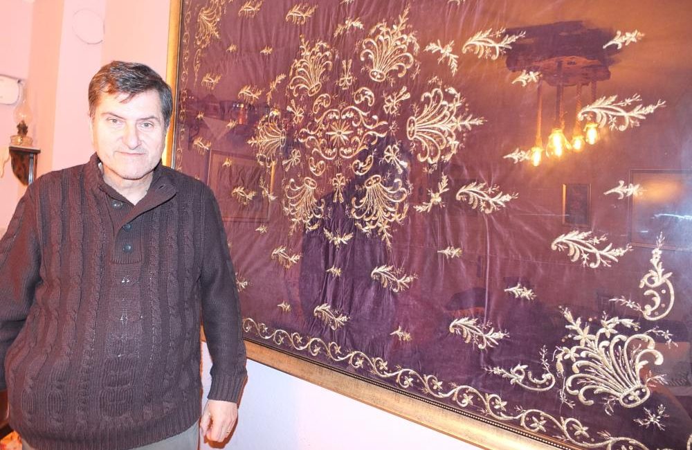 Burhaniye’de 150 yıllık yorgan mekana dekor oldu Burhaniye’de, Kafe İşletmecisi Yılmaz Özcan’ın kafenin duvarını astığı dal işlemeli