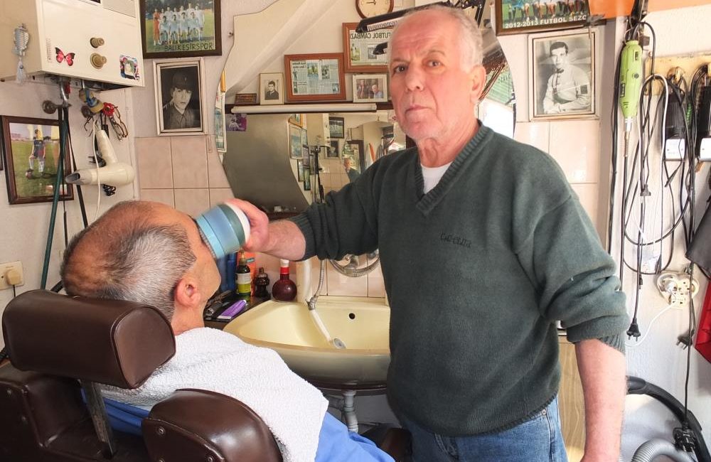 Burhaniye’de, Hasan Özavcı 50 yıldır berberlik yapıyor. Berberliğin dede mesleği