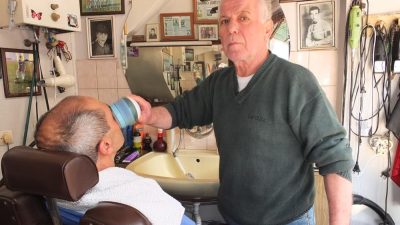 Burhaniye’de, Hasan Özavcı 50 yıldır berberlik yapıyor. Berberliğin dede mesleği