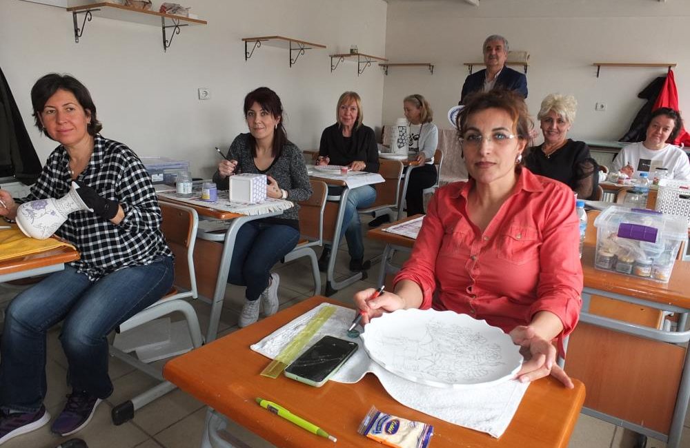 Burhaniye’de, Halk Eğitim Merkezi Müdürlüğünün düzenlediği kurslar ilgi görürken, Çini