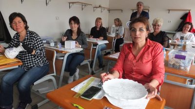 Burhaniye’de, Halk Eğitim Merkezi Müdürlüğünün düzenlediği kurslar ilgi görürken, Çini
