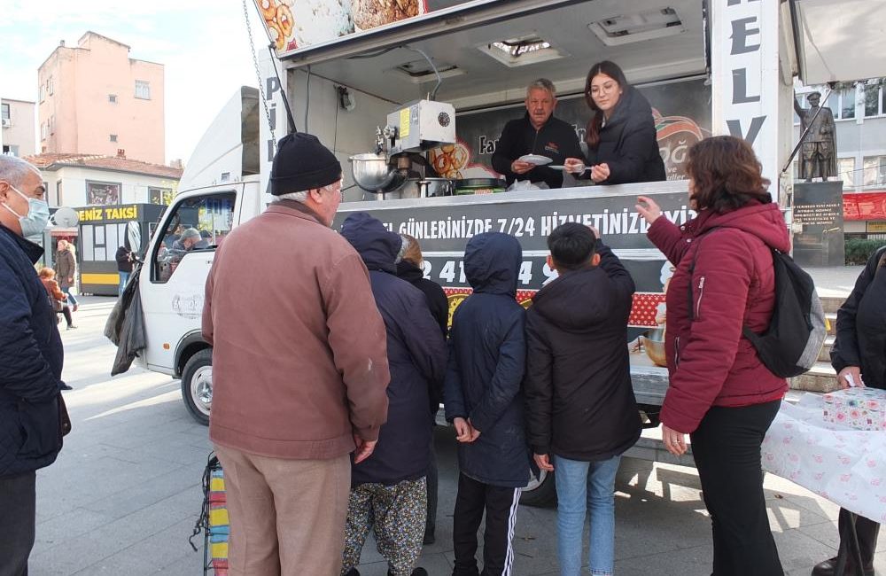 Burhaniye’de kimse aç kalmıyor Burhaniye’de, devam eden hayır geleneği yüzünden kimse aç kılmıyor. Neredeyse
