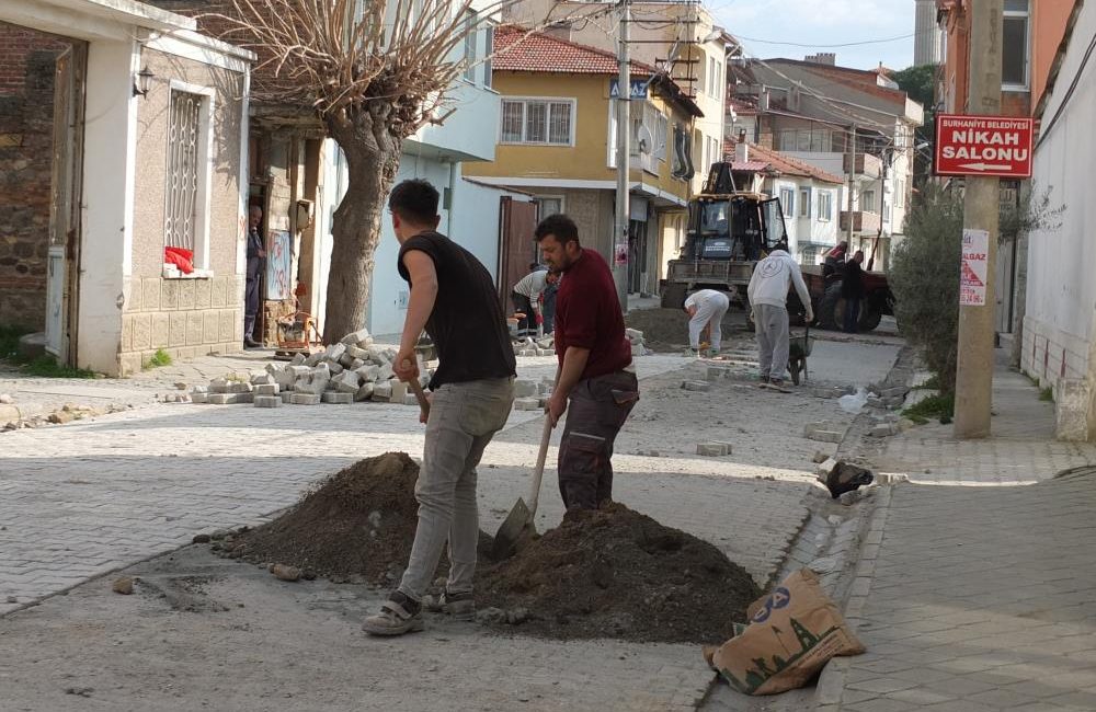 Burhaniye Belediyesi, Atatürk Caddesinde yenileme çalışması başlattı. Yol yenileme çalışmaları