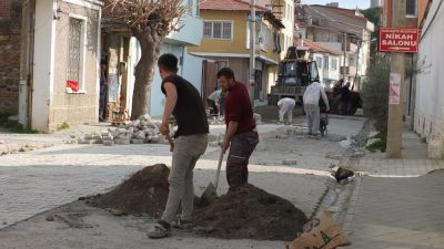Burhaniye Belediyesi, Atatürk Caddesinde yenileme çalışması başlattı. Yol yenileme çalışmaları