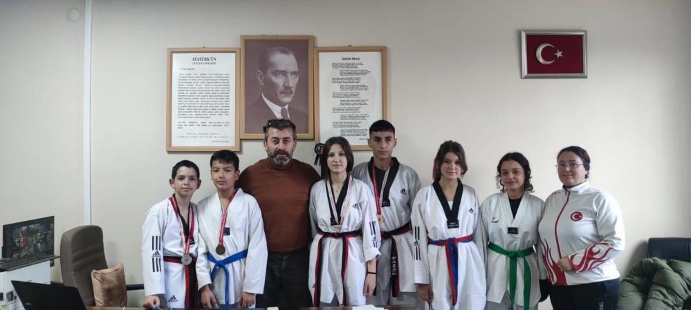 Burhaniyeli tekvandocular 5 madalya ile döndü Balıkesir Gençlik ve Spor İl Müdürlüğünün düzenlemiş olduğu Yıldızlar Tekvando