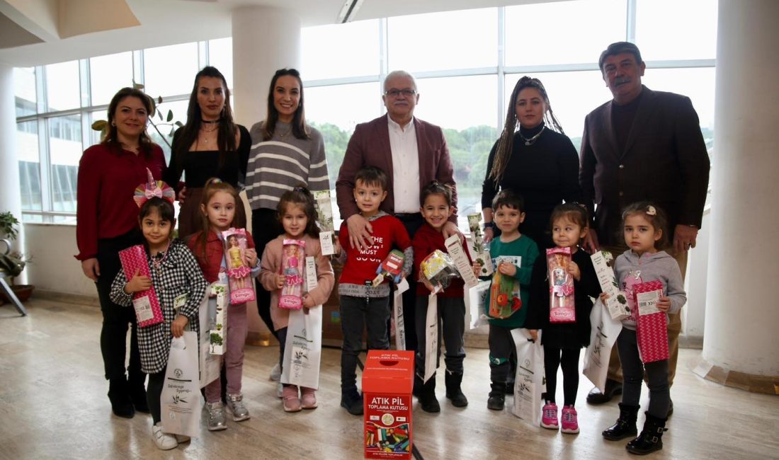 Burhaniye’nin minik çevrecilerinden örnek hareket Burhaniye’de çevreci minik öğrenciler atık pilleri toplayarak Burhaniye Belediyesi’nin geri