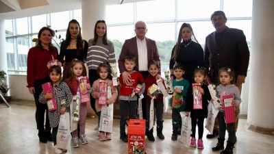 Burhaniye’de çevreci minik öğrenciler atık pilleri toplayarak Burhaniye Belediyesi’nin geri