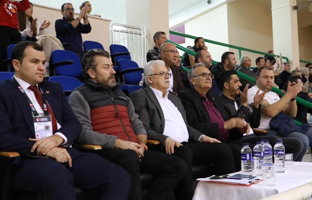 Burhaniye Belediye Başkanı Ali Kemal Deveciler, Burhaniye Belediyespor’u sahada yalnız