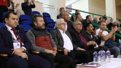 Burhaniye Belediye Başkanı Ali Kemal Deveciler, Burhaniye Belediyespor’u sahada yalnız