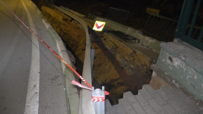 Bursa’nın Nilüfer ilçesinde yol çöktü. Çökme nedeniyle yol araç ve