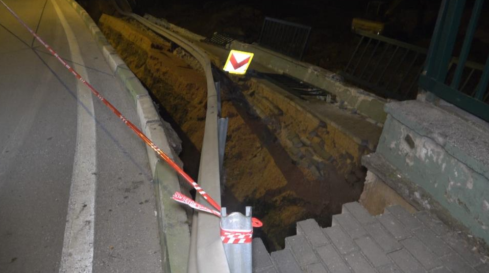 Bursa’nın Nilüfer ilçesinde yol çöktü. Çökme nedeniyle yol araç ve