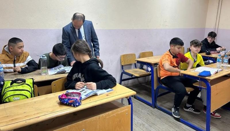 Camgöz, Erdek’teki öğrencilerle buluştu Erdek İlçe Milli Eğitim Müdürü, ortaokul öğrencileriyle bir araya gelerek