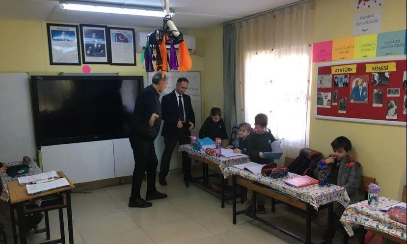 Erdek İlçe Milli Eğitim Müdürü, ilkokula gerçekleştirdiği ziyarette öğrencilerle sohbet