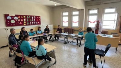 “Dilimizin Zenginlikleri Projesi” kapsamında İstiklal İlkokulu’nu ziyaret eden Erdek İlçe