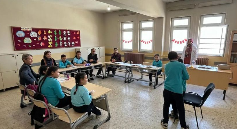 Camgöz, öğrencilerin etkinliğine katıldı “Dilimizin Zenginlikleri Projesi” kapsamında İstiklal İlkokulu’nu ziyaret eden Erdek İlçe